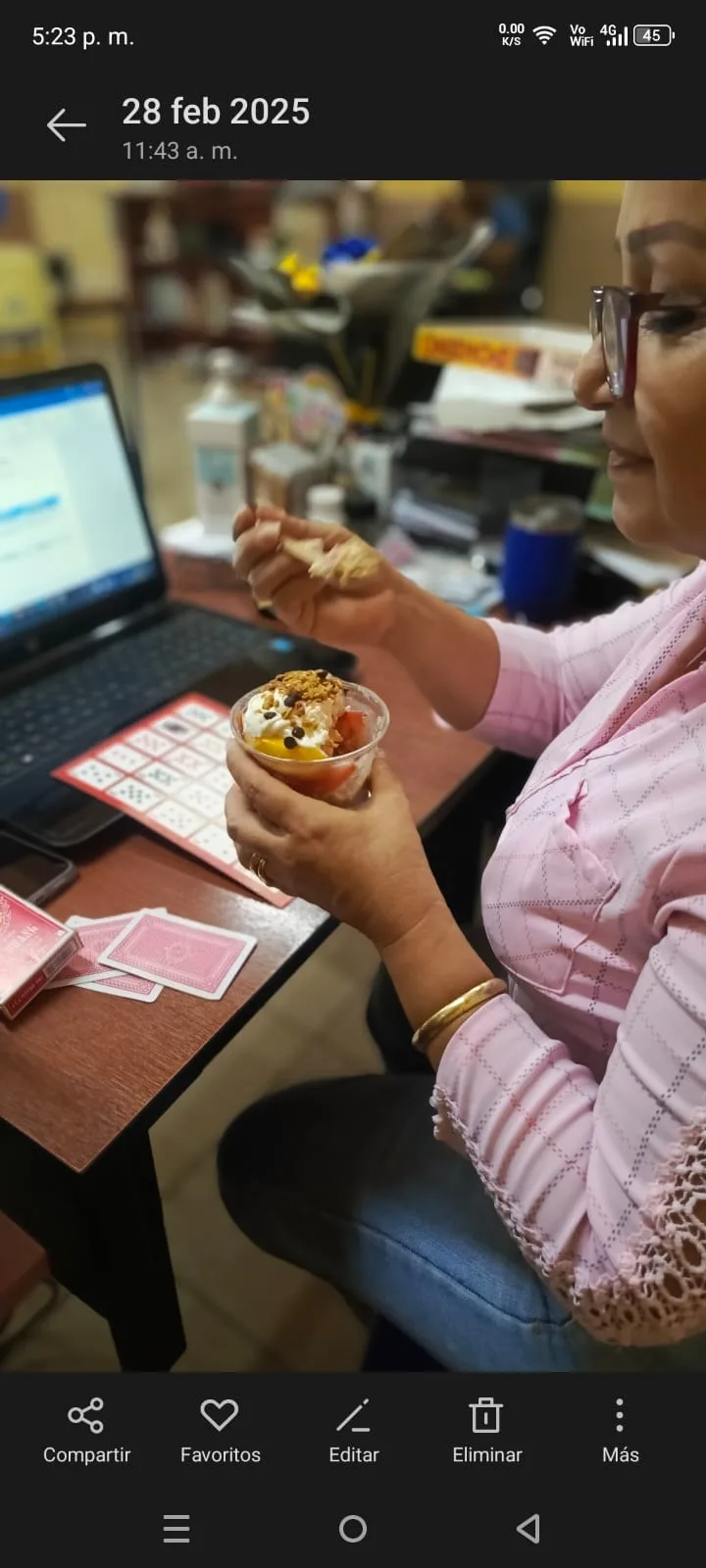 Cliente con crema Trickcreams de fresa