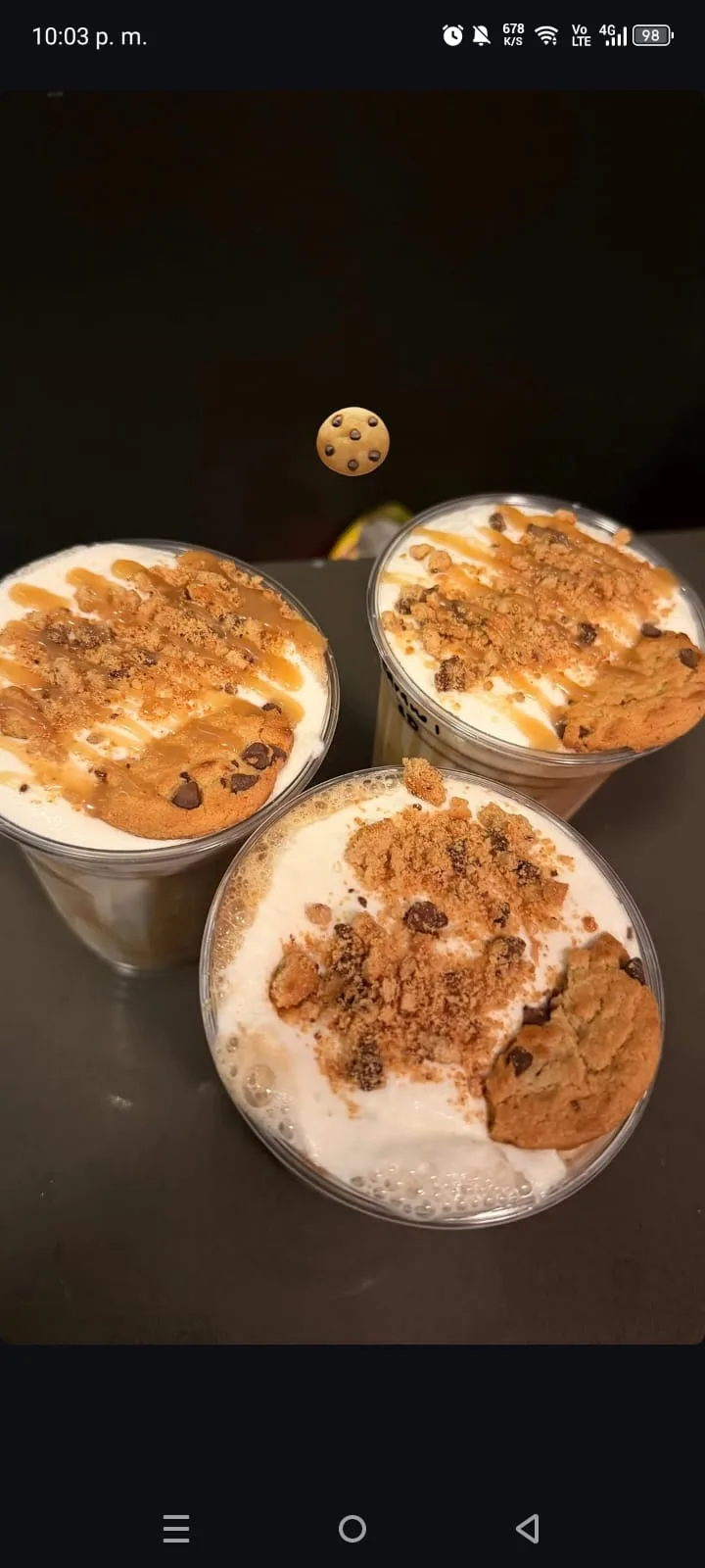 Tres bebidas Trickcreams con galleta